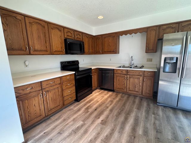 2926 SW Arrowhead RD, Topeka, KS 66614