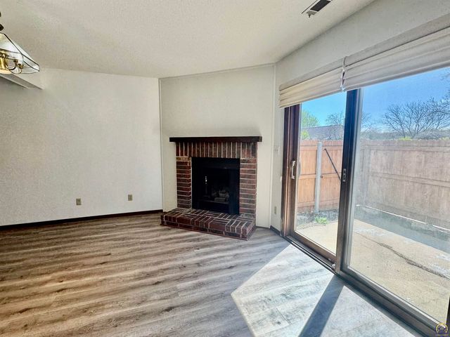 2926 SW Arrowhead RD, Topeka, KS 66614