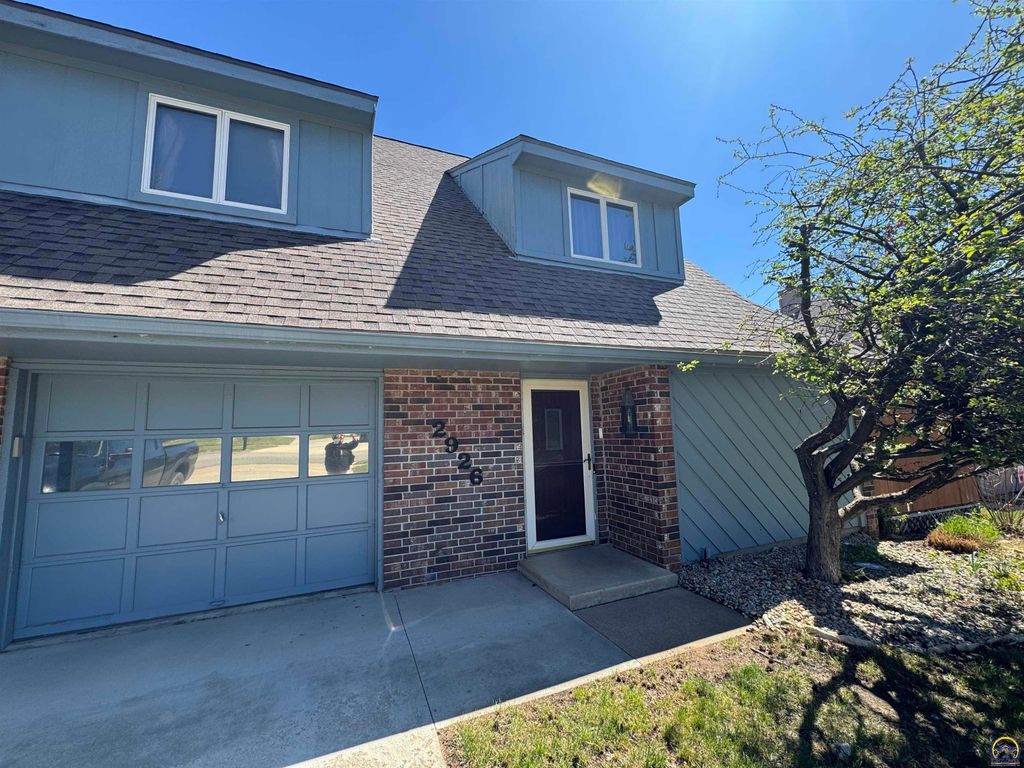 2926 SW Arrowhead RD, Topeka, KS 66614