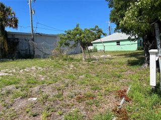 535 Lilac CT, West Palm Beach, FL 33407