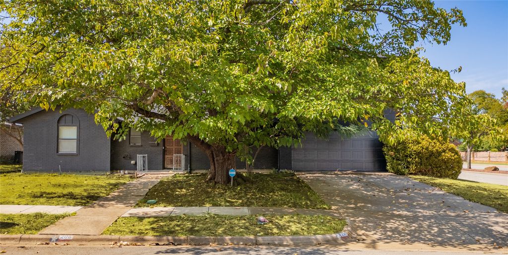 206 Sixpence Lane, Euless, TX 76039 — exterior
