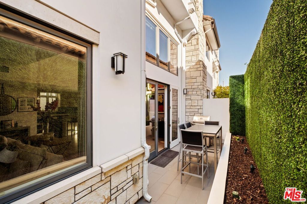 Image 10 of property listing at 612 Lincoln Boulevard 3, Santa Monica, CA 90402