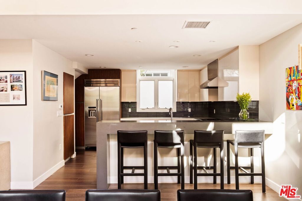 Image 13 of property listing at 612 Lincoln Boulevard 3, Santa Monica, CA 90402