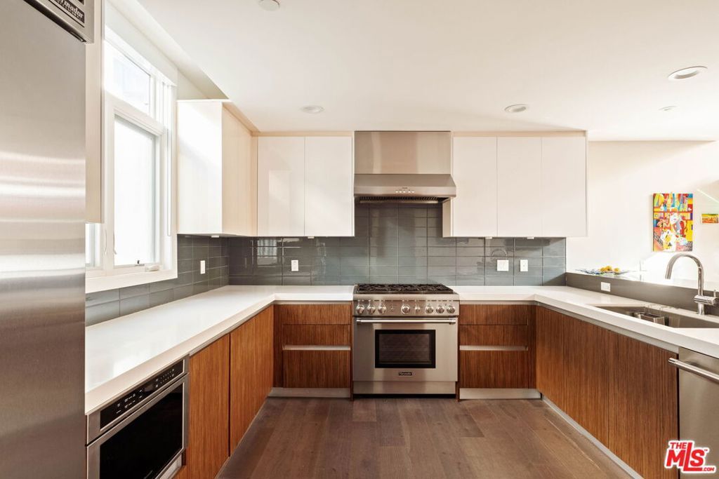 Image 15 of property listing at 612 Lincoln Boulevard 3, Santa Monica, CA 90402