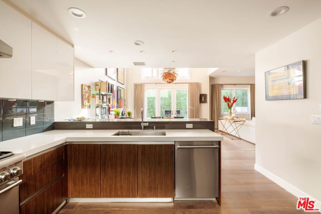 Image 16 of property listing at 612 Lincoln Boulevard 3, Santa Monica, CA 90402