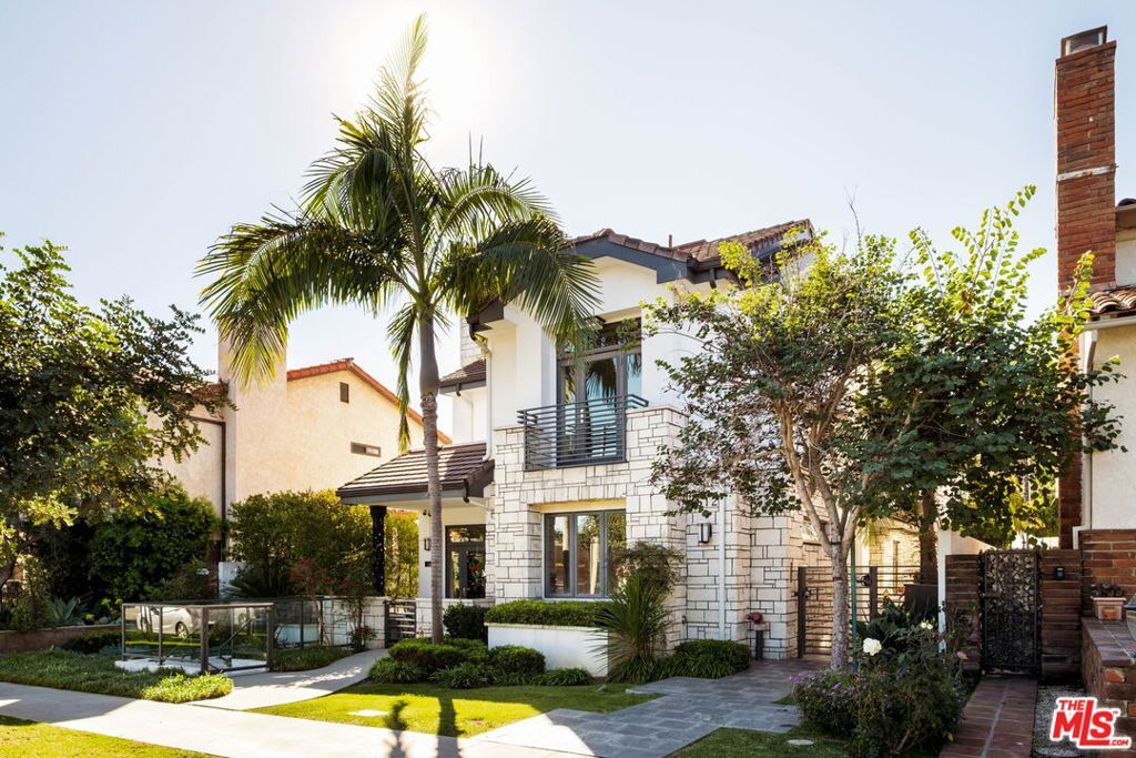 Image 2 of property listing at 612 Lincoln Boulevard 3, Santa Monica, CA 90402