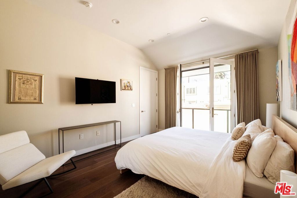 Image 22 of property listing at 612 Lincoln Boulevard 3, Santa Monica, CA 90402