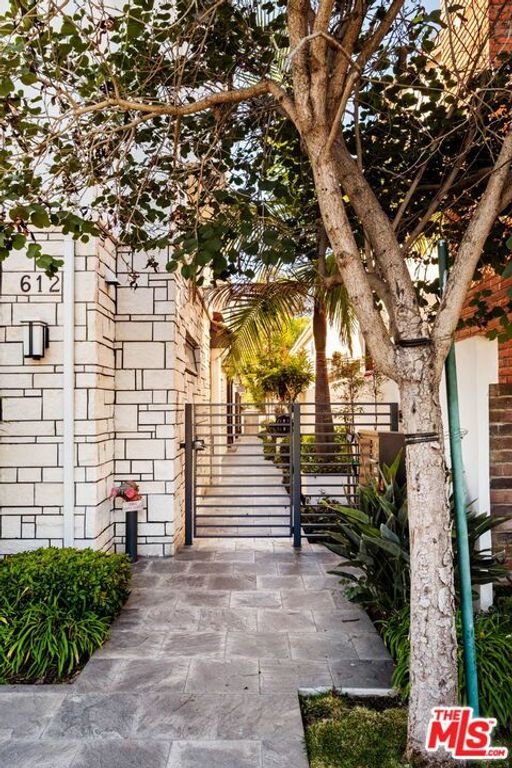 Image 3 of property listing at 612 Lincoln Boulevard 3, Santa Monica, CA 90402