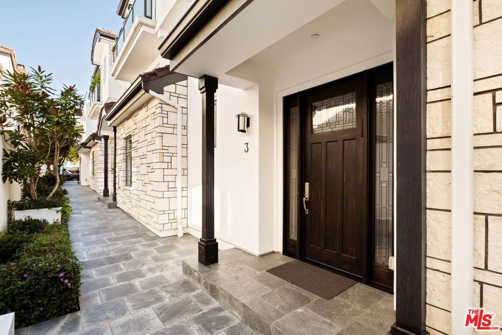 Image 4 of property listing at 612 Lincoln Boulevard 3, Santa Monica, CA 90402