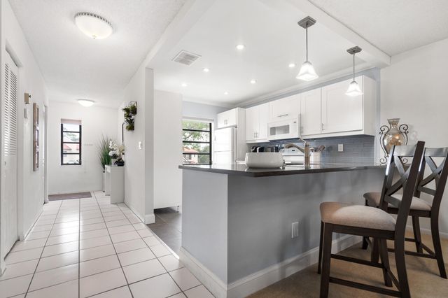 21218 Lago Circle F, Boca Raton, FL 33433