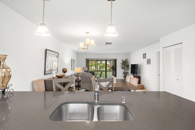 21218 Lago Circle F, Boca Raton, FL 33433