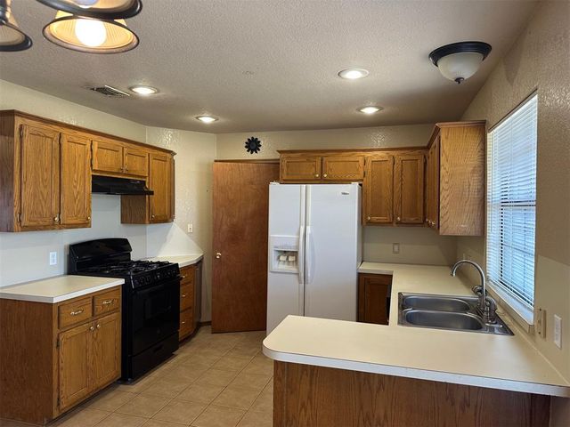 1917 Overland Trail, Choctaw, OK 73020