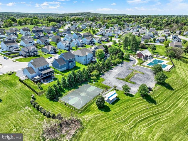 100 HOLLYHOCK DR, Manchester, PA 17345