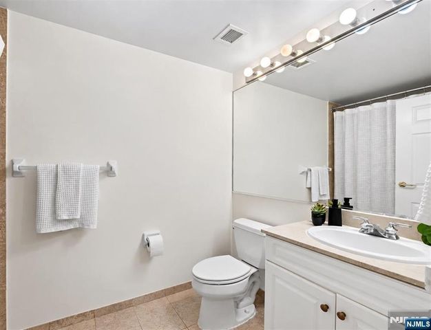 2 Constitution Court 1008, Hoboken, NJ 07030