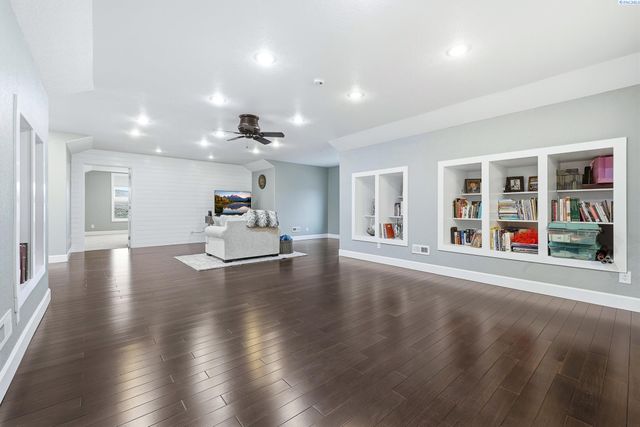 108133 E 217 Pr Se, Kennewick, WA 99338