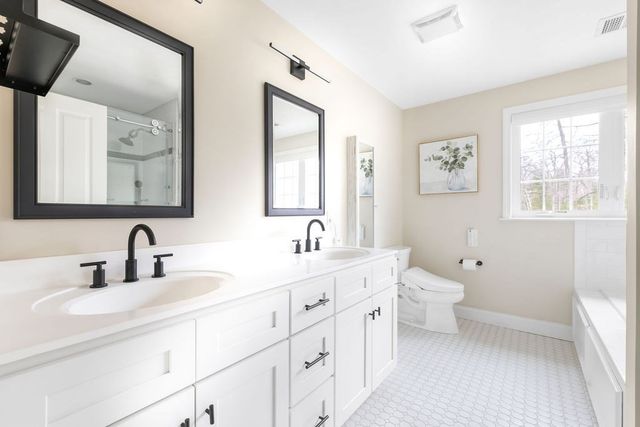 656 Shining Rock Dr, Northbridge, MA 01534