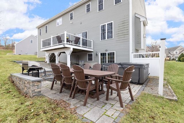 656 Shining Rock Dr, Northbridge, MA 01534