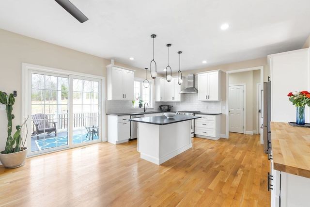 656 Shining Rock Dr, Northbridge, MA 01534