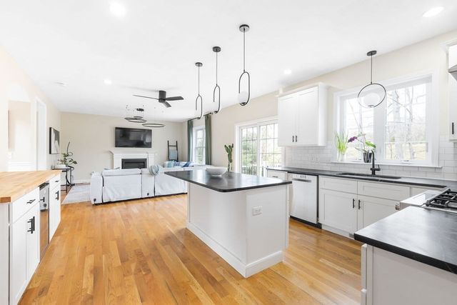 656 Shining Rock Dr, Northbridge, MA 01534