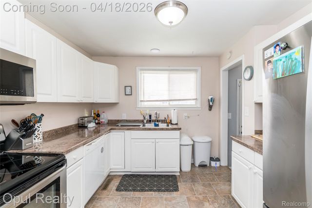 31493 Elmwood Street, Garden City, MI 48135