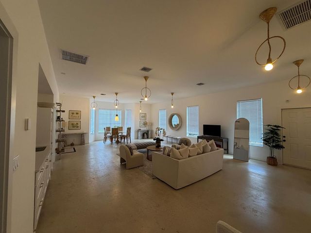 200 SE 7th Avenue, Delray Beach, FL 33483