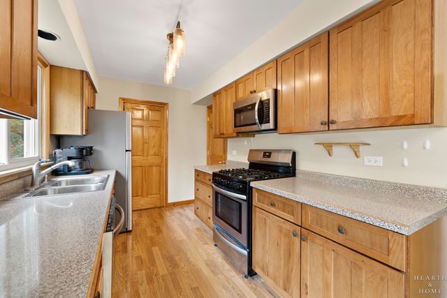 506 Old Hunt Road, Fox River Grove, IL 60021