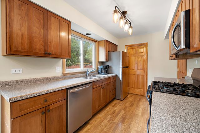 506 Old Hunt Road, Fox River Grove, IL 60021