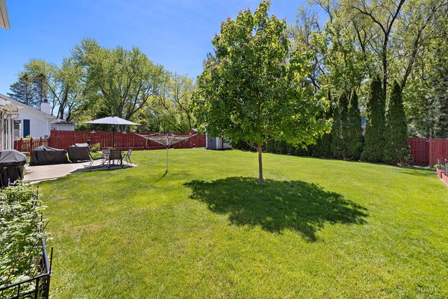 506 Old Hunt Road, Fox River Grove, IL 60021