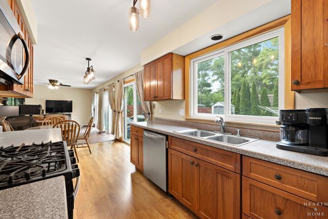 506 Old Hunt Road, Fox River Grove, IL 60021