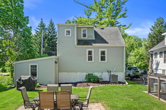 12516 W Meadow LANE, New Berlin, WI 53151