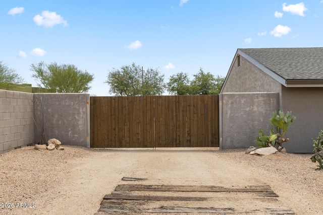 1011 E MADDOCK Road, Phoenix, AZ 85086