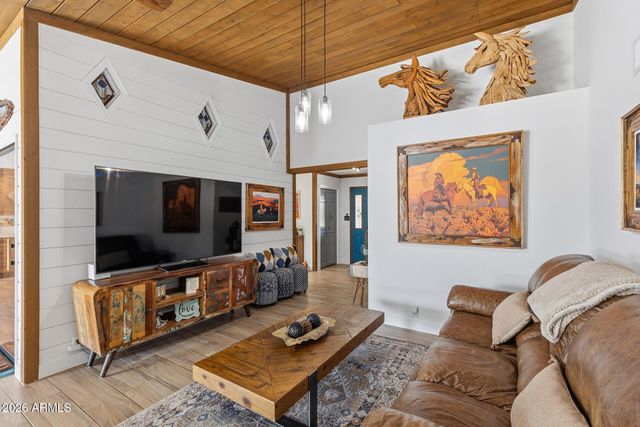 1011 E MADDOCK Road, Phoenix, AZ 85086