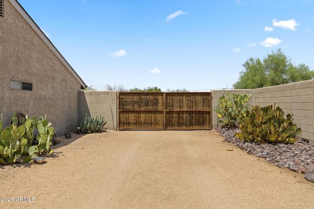1011 E MADDOCK Road, Phoenix, AZ 85086