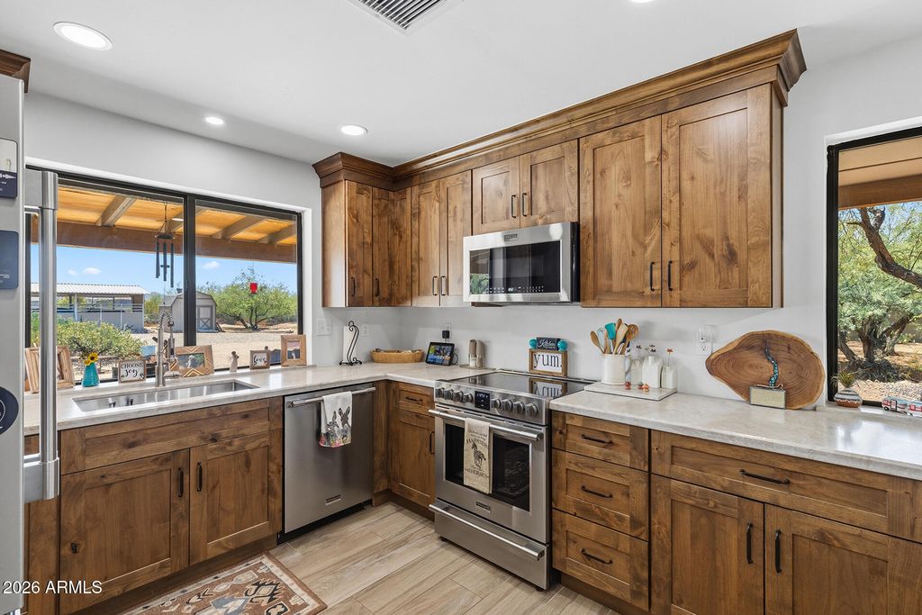 1011 E MADDOCK Road, Phoenix, AZ 85086