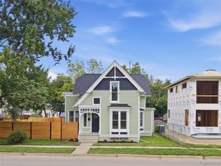 213 W Shiawassee Avenue, Fenton, MI 48430