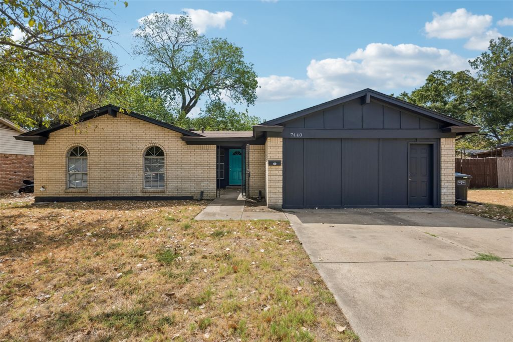 7440 Beckwood Drive, Fort Worth, TX 76112 — exterior