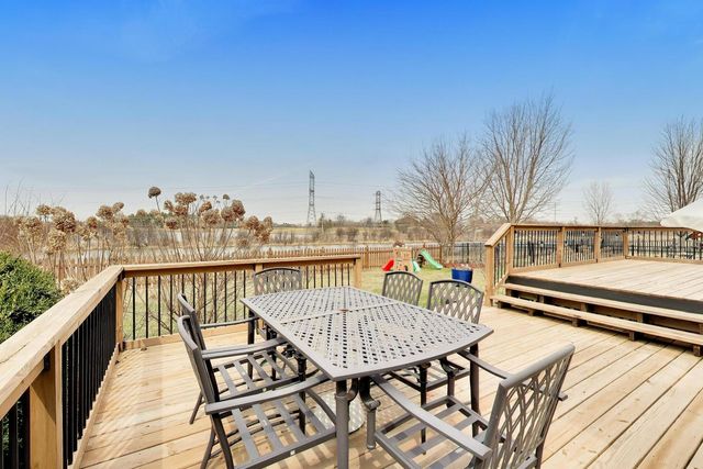 2775 Liberty Lakes Boulevard, Wauconda, IL 60084