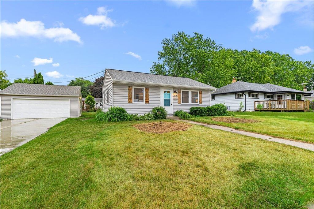625 Pleasant DRIVE, West Bend, WI 53095