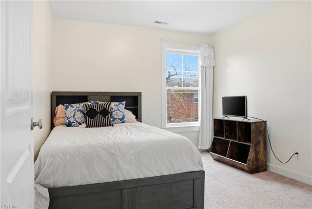 6 Village Park LN, Poquoson, VA 23662