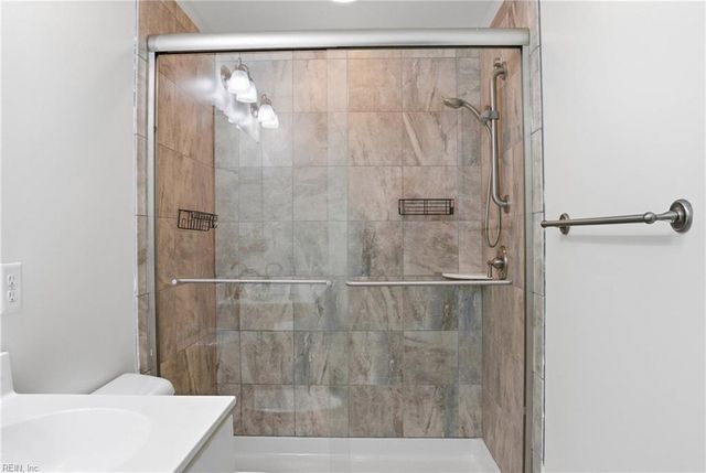 6 Village Park LN, Poquoson, VA 23662