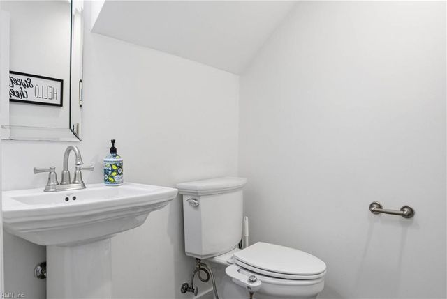 6 Village Park LN, Poquoson, VA 23662