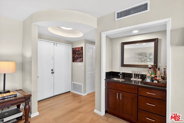 831 S Gretna Green Way 103, Los Angeles, CA 90049