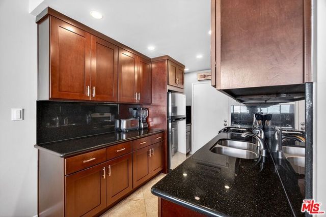 831 S Gretna Green Way 103, Los Angeles, CA 90049