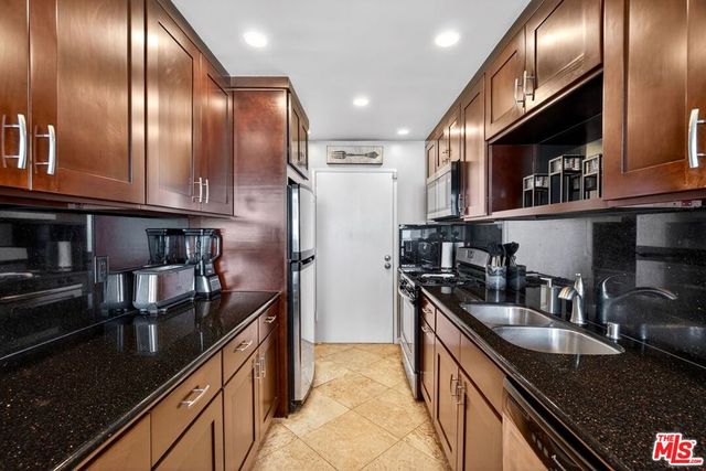 831 S Gretna Green Way 103, Los Angeles, CA 90049