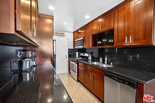 831 S Gretna Green Way 103, Los Angeles, CA 90049