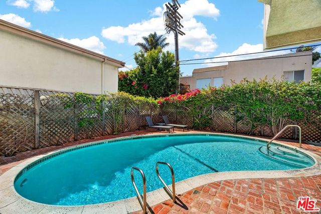 831 S Gretna Green Way 103, Los Angeles, CA 90049