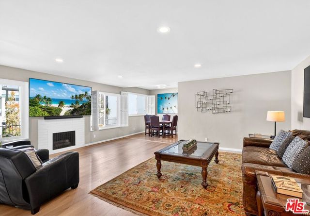 831 S Gretna Green Way 103, Los Angeles, CA 90049