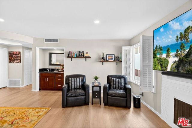 831 S Gretna Green Way 103, Los Angeles, CA 90049