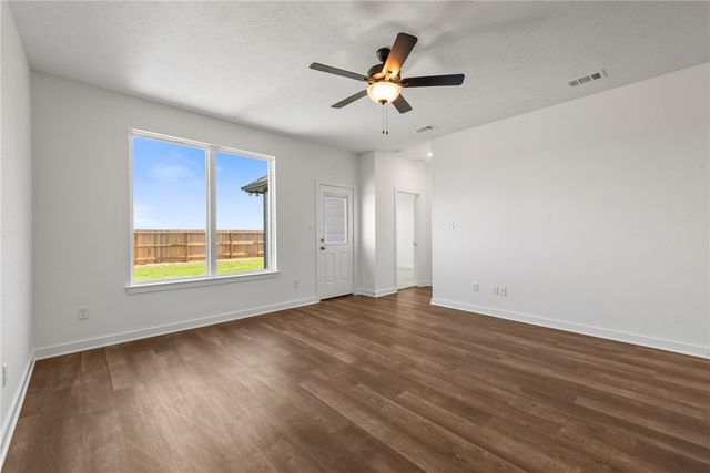 366 Harvest Lake Drive, Snook, TX 77878