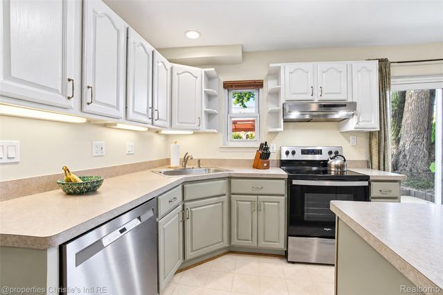 24187 S Duncan Circle, Farmington Hills, MI 48336